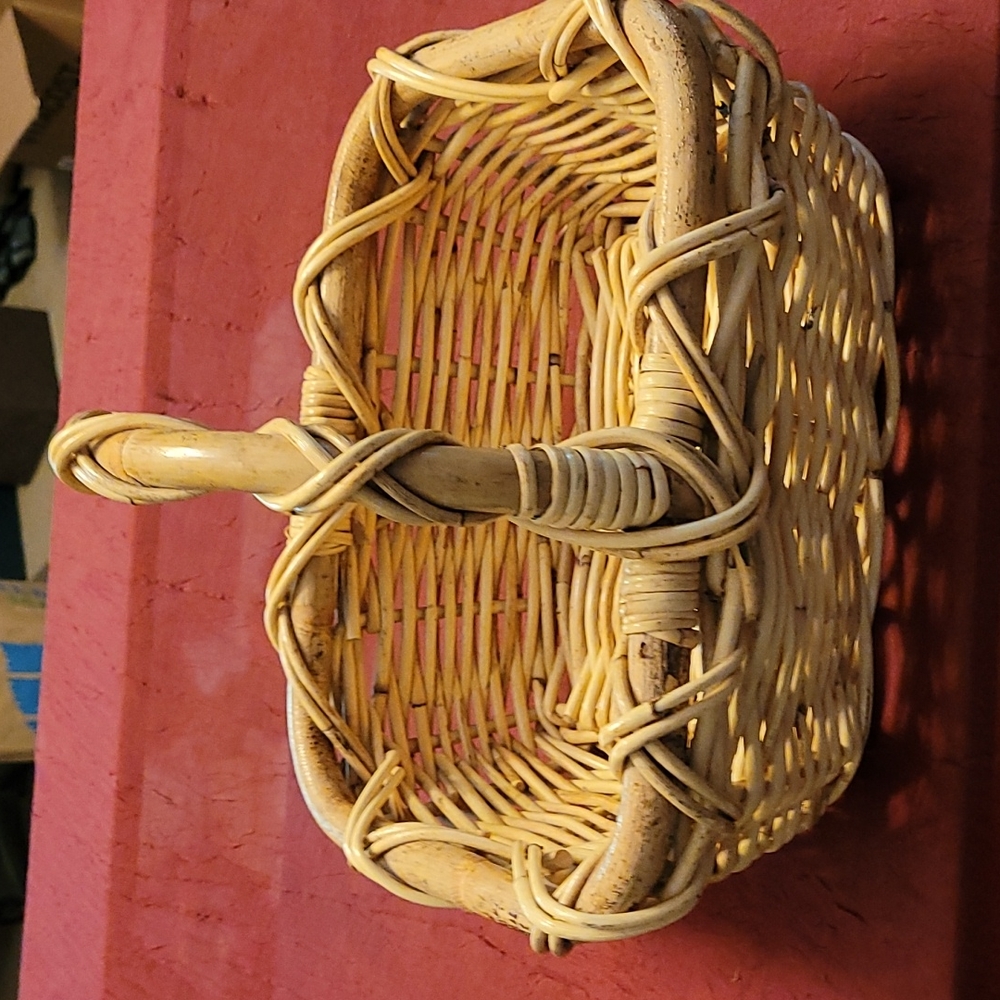 Basket with handle, like new